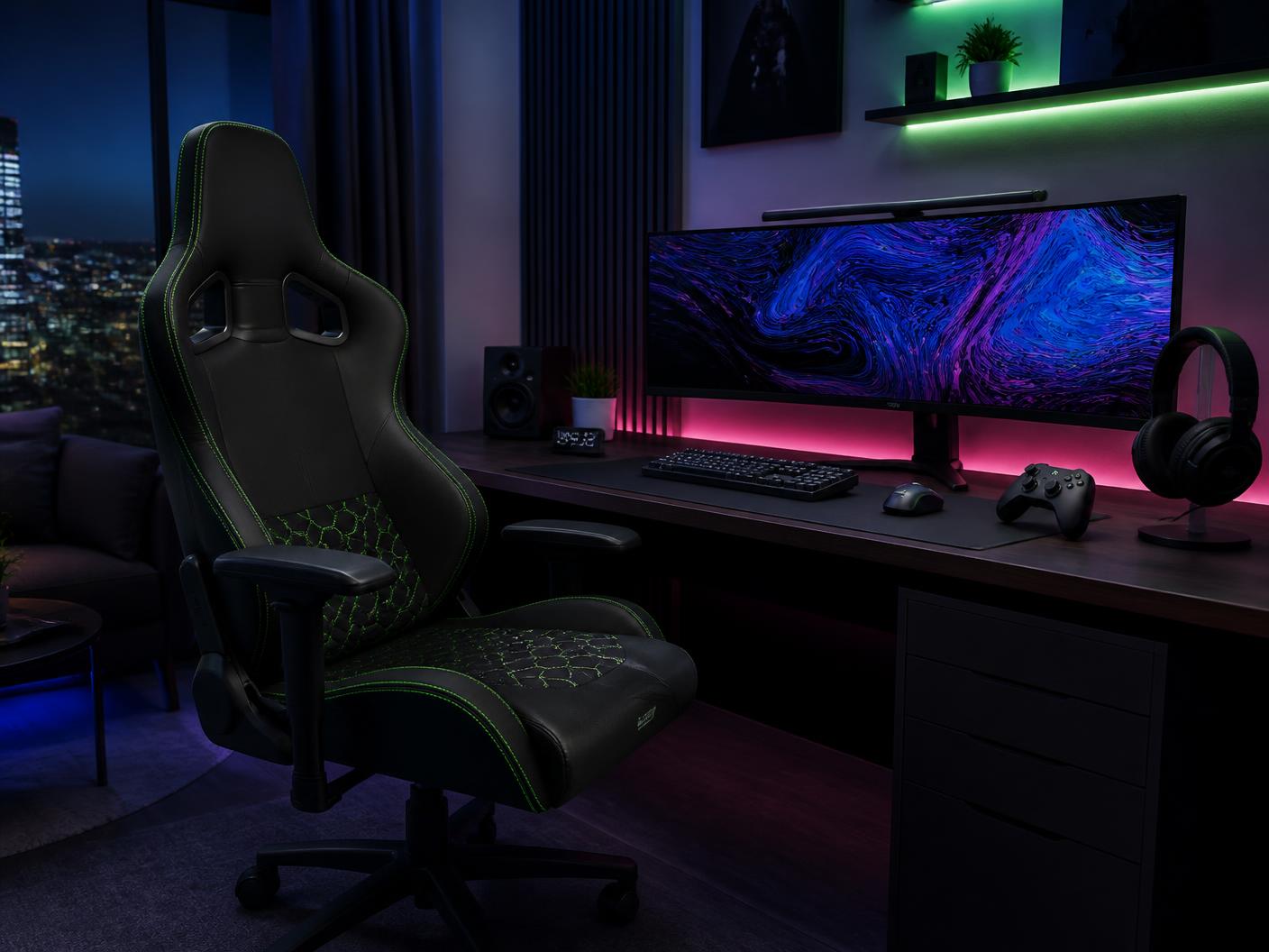 Gaming-Zimmer mit Gaming-Stuhl, Sitzkissen mit Neon-Nähten, RGB-Beleuchtung und Monitor-Setup